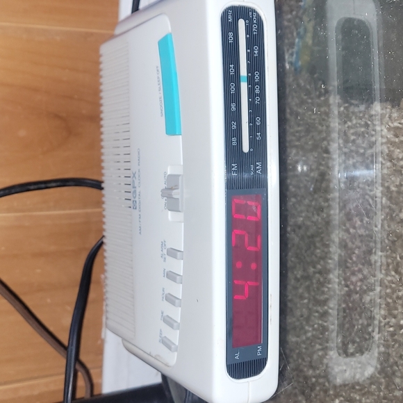 Vintage GPX ALARM CLOCK/RADIO - Picture 1 of 1